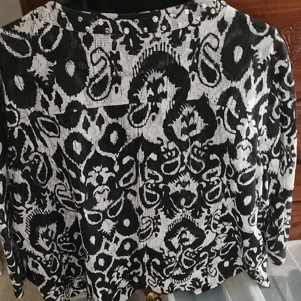 Black and White Patterned Women's Top